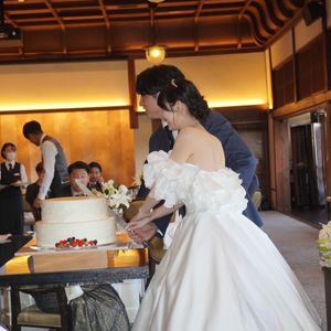 披露宴ウェディングケーキ入刀|784559さんのFUNATSURU KYOTO KAMOGAWA RESORT（登録有形文化財）の写真(2605544)