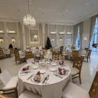 シンプルかつ、カラードレスに合わせた色合い