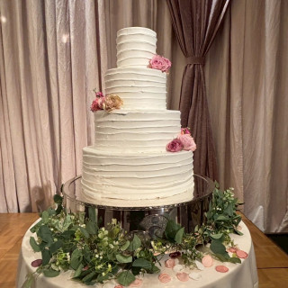 ウェディングケーキのお花は色変えられました。