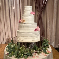 ウェディングケーキのお花は色変えられました。