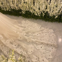 トレーンが映えるチャペル