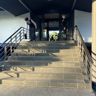 車椅子の方は、スタッフさんが持ち上げておられました