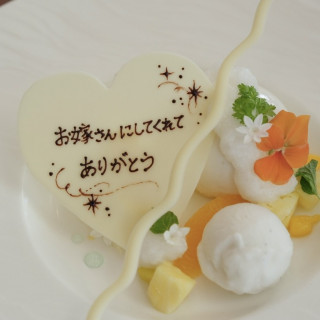 サプライズで新郎に向けメッセージプレートをつけてもらいました