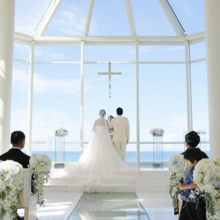 空と海の青が映え、陽の光がたくさん降り注ぐ素敵なチャペルです