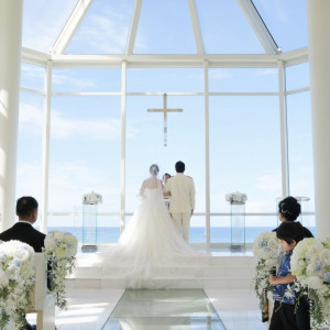 空と海の青が映え、陽の光がたくさん降り注ぐ素敵なチャペルです|784685さんのラソール ガーデン・アリビラ クリスティア教会 チュチュリゾートウエディングの写真(2606047)