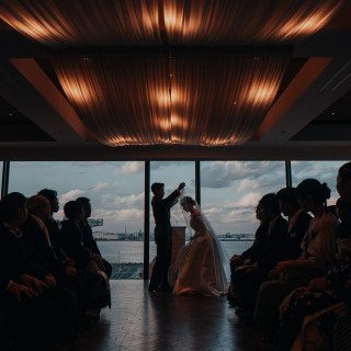 大きな窓があり、優しい光が入ります。海が綺麗に見えます。