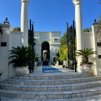 リゾート感満載の入り口。入り口には案内スタッフが居てくれます