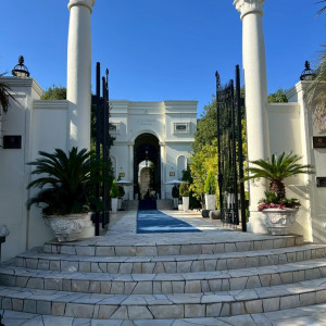 リゾート感満載の入り口。入り口には案内スタッフが居てくれます|784746さんのアーヴェリール迎賓館（大宮）/テイクアンドギヴ・ニーズウェディングの写真(2606689)