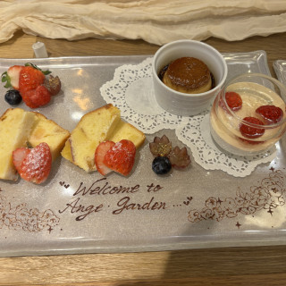 デザートプレゼントにチョコペンでメッセージがあった。