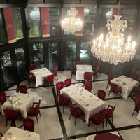 ガラス張りでオシャレな披露宴会場です。