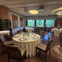 披露宴会場を入り口から見て