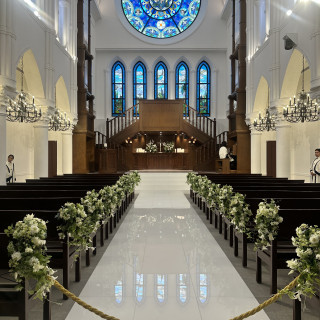 バージンロードの色も選べて階段演出もできる挙式会場です。