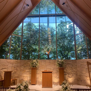 緑が見えるチャペル