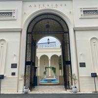 凱旋門を感じさせる入り口