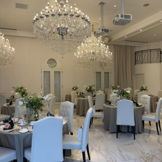 白基調の披露宴会場