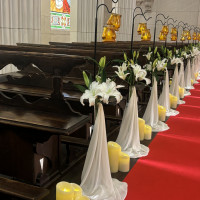 バージンロード横の、デフォルト装花の百合の花