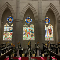 チャペル側面の壁、素敵なスタンドグラス