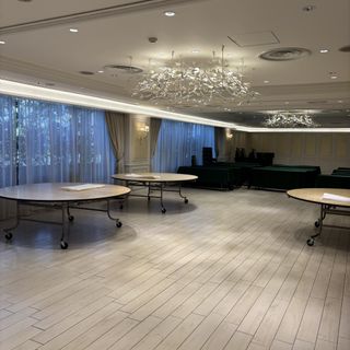 シンプルで落ち着いた雰囲気の会場
窓があり自然光が差し込む