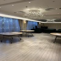 シンプルで落ち着いた雰囲気の会場
窓があり自然光が差し込む