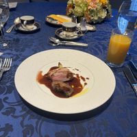 メインの肉料理。赤ワインのソースとビーフシチューがけ。