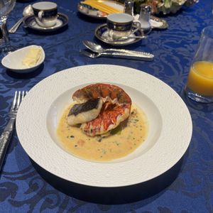 メインの魚バージョン
オマール海老にリーガ伝統のソースがけ|784850さんのリーガロイヤルホテル京都の写真(2665865)