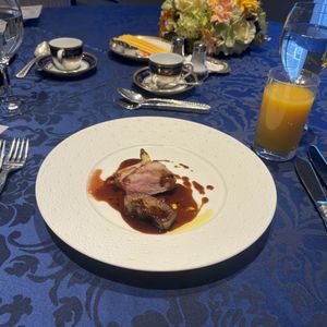 メインの肉料理。赤ワインのソースとビーフシチューがけ。|784850さんのリーガロイヤルホテル京都の写真(2665856)