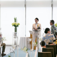 結婚式の前に、新郎が両家のゲスト紹介を行う演出の場面