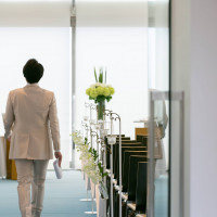 結婚式の前に、新郎が両家のゲスト紹介を行う演出の場面