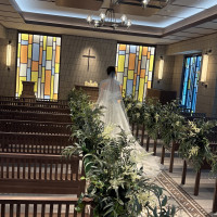 ステンドグラスとタイルが美しいチャペルでした。