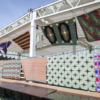 ウッドデッキ全体をアフリカ布（持ち込み）で装飾しました。