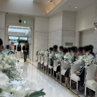 白を基調とした明るく清潔感のある、開放的で上品な挙式会場