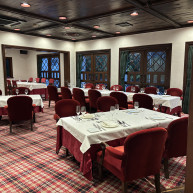 赤い絨毯やアンティークの赤い椅子がレトロな雰囲気を感じます