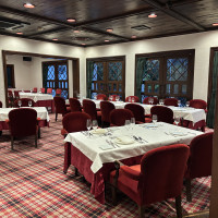 赤い絨毯やアンティークの赤い椅子がレトロな雰囲気を感じます