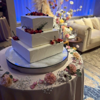 イミテーションケーキなので、会場にずっとあって華やかでした。