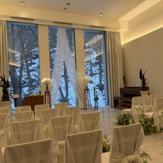 季節によって窓の外の景色が変わるみたいです