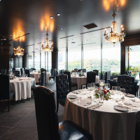 式場の写真。高級感ある椅子と、洗練された雰囲気のテーブル。