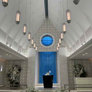 青を基調とした挙式会場である。