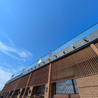 テラスからガーデンに向かってお菓子まき