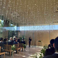 ガラス張りの自然光がさしこむ