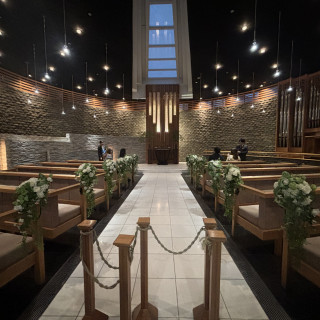 コンパクトですが重厚感のある雰囲気のチャペル