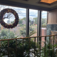 冬になると大理石階段にはクリスマスリースが飾られます