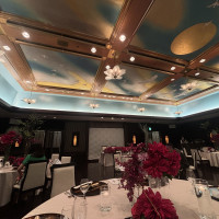 天井が豪華な披露宴会場