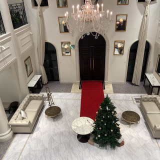 2階からの写真です。
白基調で天井高いです。