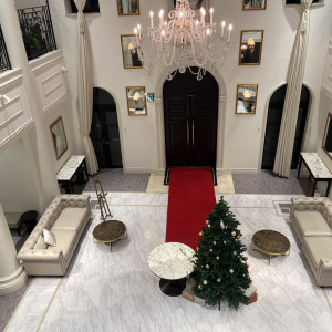 2階からの写真です。
白基調で天井高いです。|785108さんのアーセンティア迎賓館（静岡）/テイクアンドギヴ・ニーズウェディングの写真(2608552)