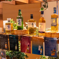 お酒好きが集まるウイスキーコーナーです。