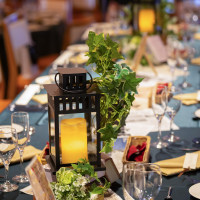 テーブルには花ではなく本とランプ、洋書のページを敷いてます。