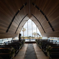 背景が海の見えるチャペル