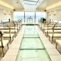 チャペルに入った時の景色。曇りでも光がたくさん入り明るいです