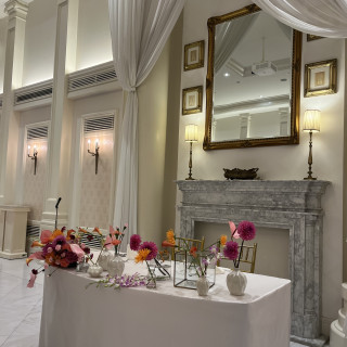 メインテーブルはカラフルに装飾