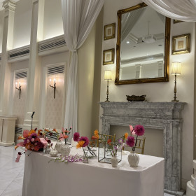 メインテーブルはカラフルに装飾